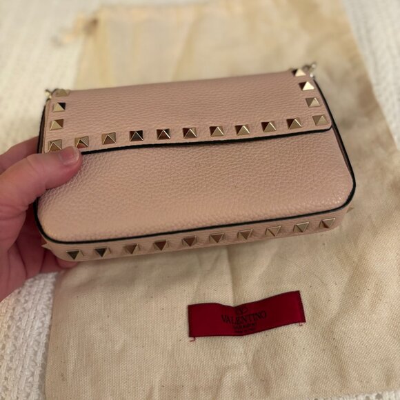 Valentino Rockstud pouch in grainy calfskin leather. - Picture 7 of 7